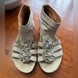 EARTHIES Eviya Nude Leather Sandal size 6.5